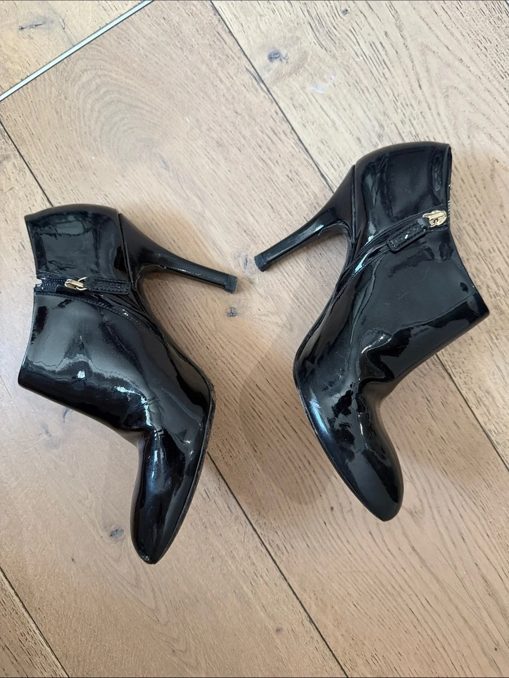 Gucci Black Patent Mary Jane Pointed  booth